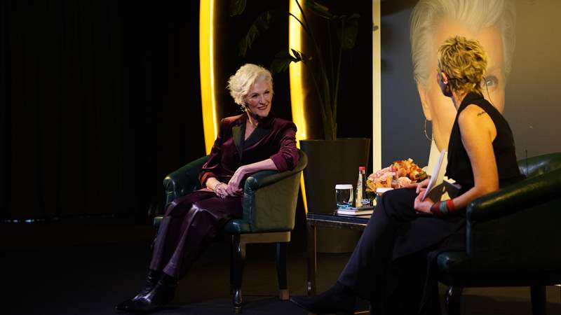 Maye Musk  �stanbul�da �lham Veren Bulu�malara �mza Att� 
